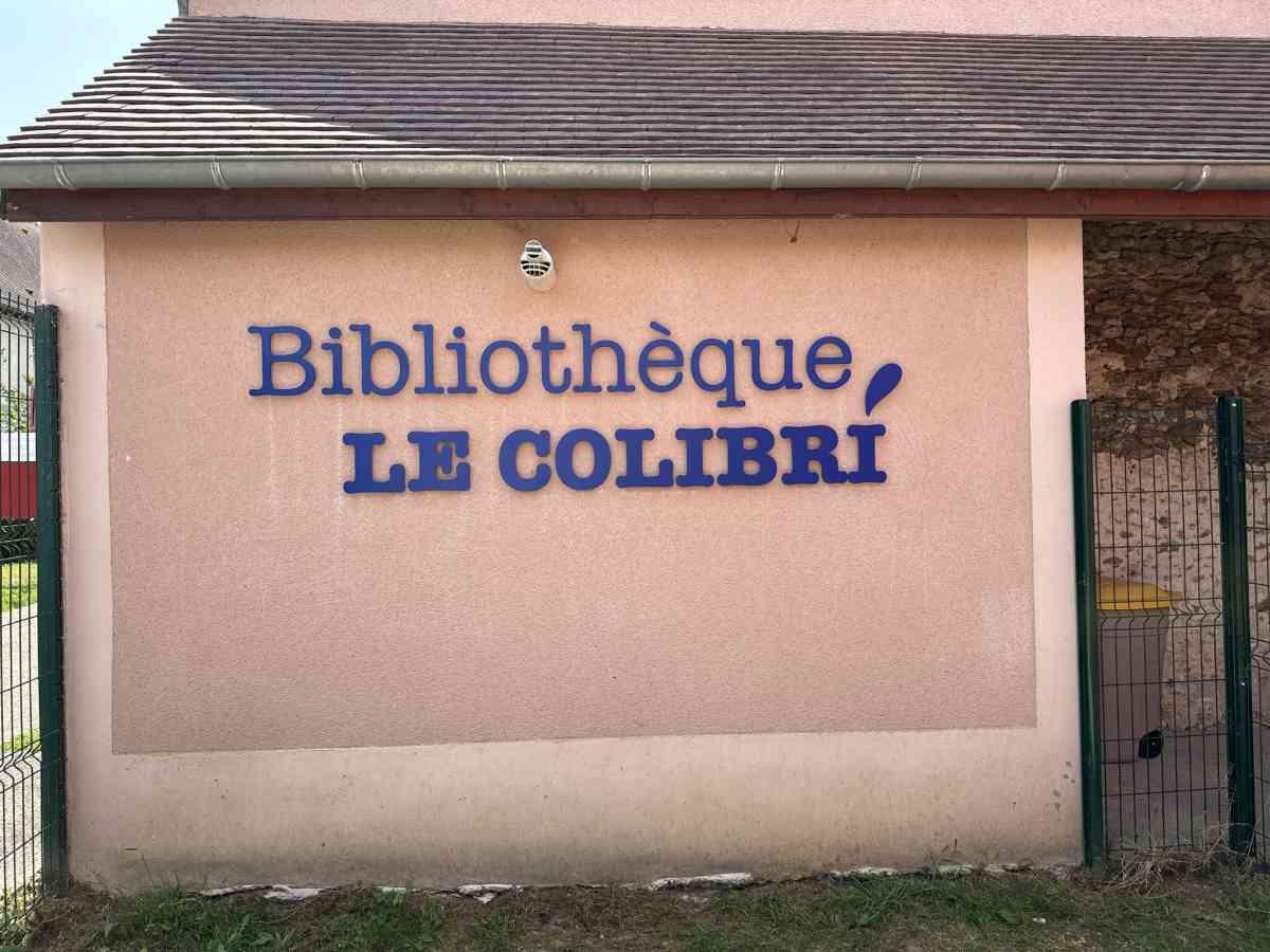 Fabrication et pose d’une enseigne en lettres découpées pour la Bibliothèque Le Colibri
