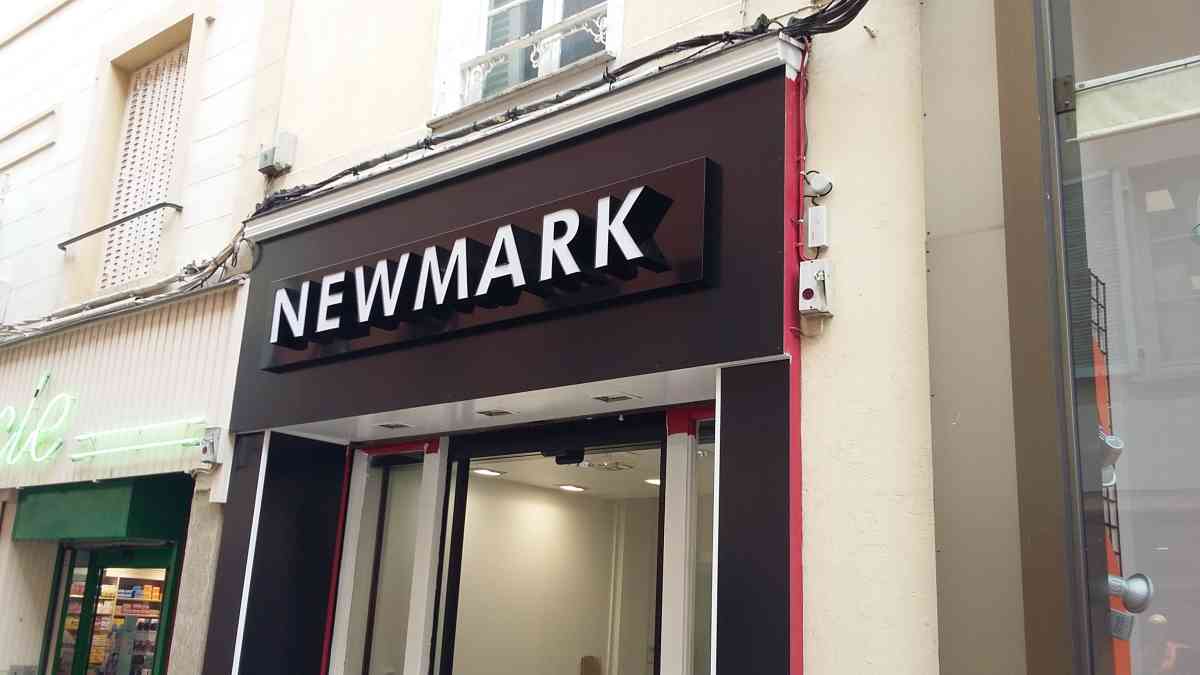 Magasin de vêtements et d'accessoires de mode